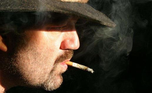 ​老烟枪别犯这些吸烟误区