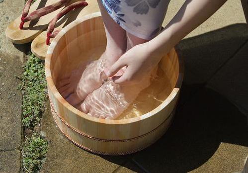 ​生姜泡脚好处多能治疗感冒 泡脚的注意事项