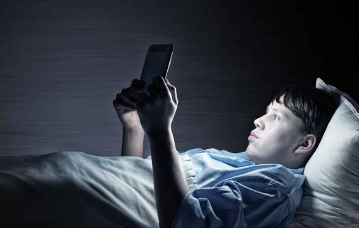 ​熬夜不仅皮肤干燥长青春痘 小心影响你的生育能力
