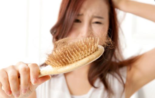 ​防脱治脱只靠洗护还不够 头发油腻的原因