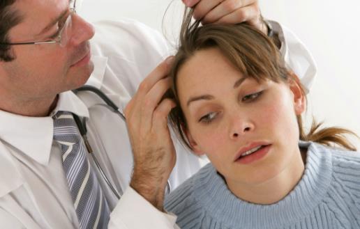 ​头屑增多的生理和病理性情况 多做头部按摩缓解头屑