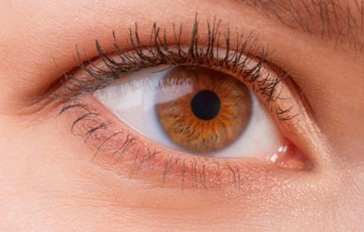 ​眼睛发肿缓解奇招 按摩眼皮促进血液循环