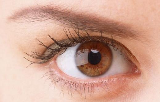​眼睛发肿缓解奇招 按摩眼皮促进血液循环