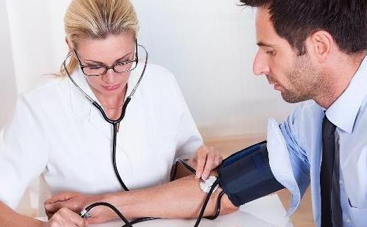 ​测量血压用左臂还是右臂 测量血压要讲求正确的方法