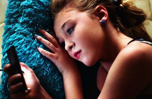 ​躺在床上玩手机的弊端 易引起颈椎病影响正常工作