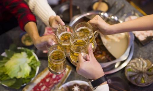 ​想喝酒时减少身体的伤害 白酒黄酒温着喝果盘必须吃