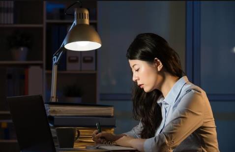 ​熬夜对人体到底有多大危害 快放开你的手机进入梦乡