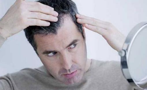 ​为何自己的白头发比别人来得快 预防白发勤于梳头