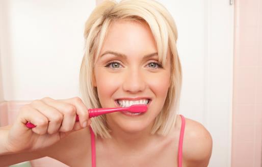​错误的刷牙方式对牙齿的损害很大 究竟应该如何刷牙