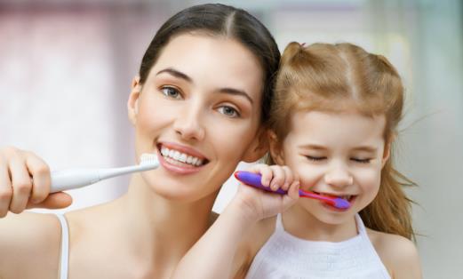 ​刷牙时是否需将牙膏蘸水 对日常刷牙的误解详解