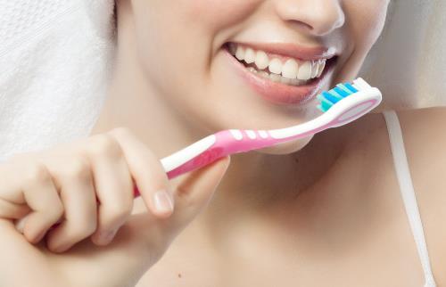 ​用不合适的牙刷刷牙太不卫生 正确的刷牙方式揭秘