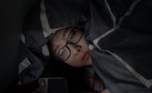 ​常常熬夜身体变亚健康 周末补觉能让人满血复活吗