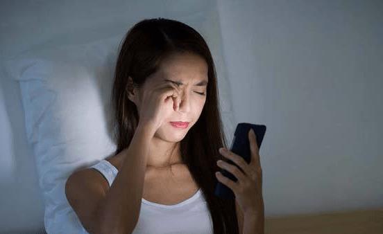 ​熬夜眼袋严重 9个小方法可以帮你恢复迷人的双眼