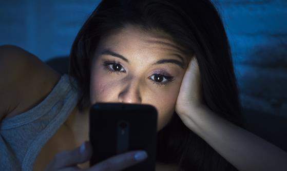 ​长期睡前熬夜玩手机会带来的8个后果 改掉坏习惯利于健康